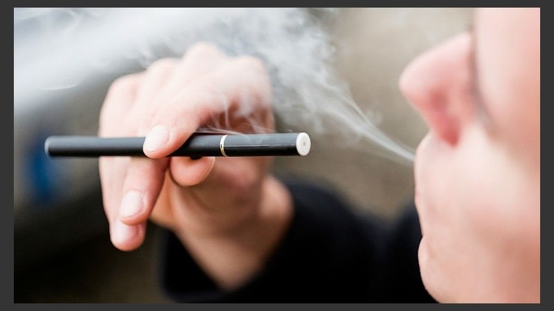 Alertan sobre el riesgo para la salud por el consumo de cigarros electrónicos y tabaco sin combustión.