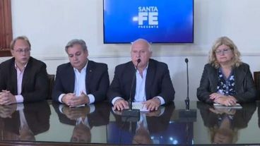 Lifschitz y sus ministros defendieron la política salarial del gobierno.
