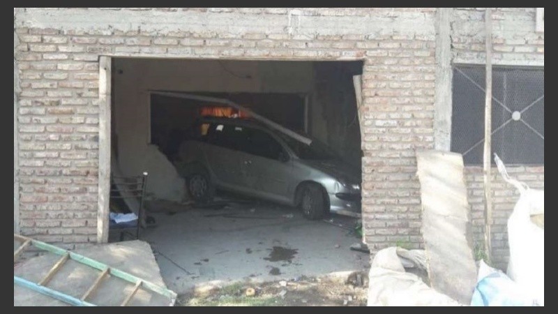 El garage quedó destruido con el auto del vecino en su interior.