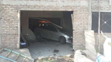 El garage quedó destruido con el auto del vecino en su interior.
