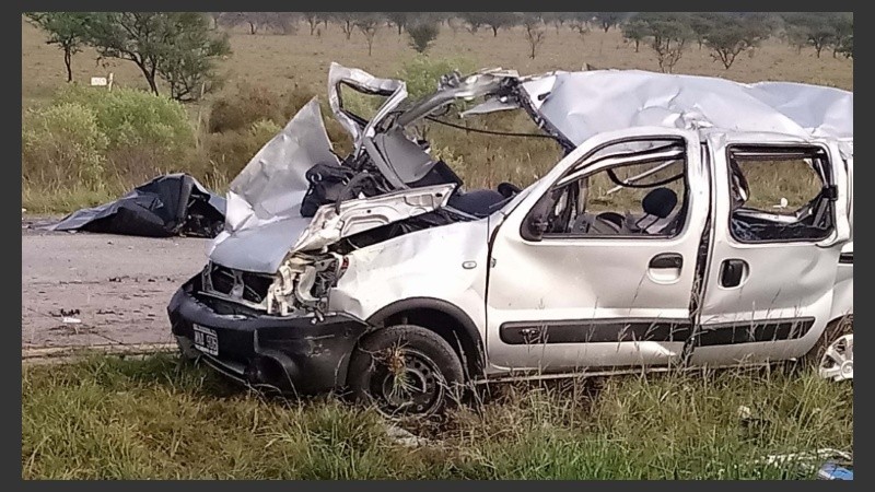 Así quedó el utilitario tras el choque. De los siete pasajeros, seis murieron. 