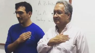 Cañete (derecha) al lado de un alumno que llegó tarde a su clase.