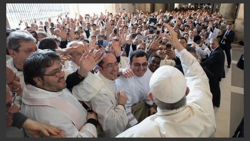 Francisco saluda tras la misa crismal en la basílica de San Pedro del Vaticano.