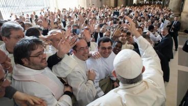 Francisco saluda tras la misa crismal en la basílica de San Pedro del Vaticano.