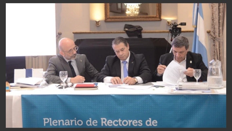 Los rectores firmaron el convenio con Guillermo Wphei.