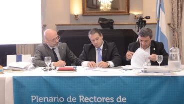Los rectores firmaron el convenio con Guillermo Wphei.