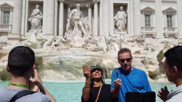 Miles de turistas arrojan monedas cada día en el monumento de Roma.