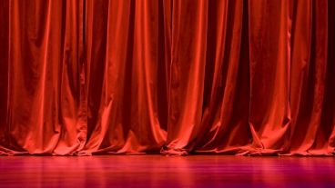 La escenografía teatral adquiere el poder de recrear espacios de desarrollo para la obra que va a ser representada.