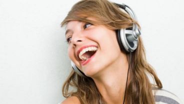 El diagnósticos precoz en la infancia puede prevenir la sordera y niños con dificultades severas pueden recuperar totalmente la audición.