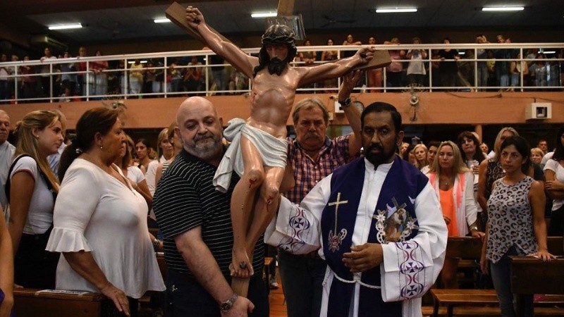 Ignacio y los fieles en la misa previa al Vía Crucis.