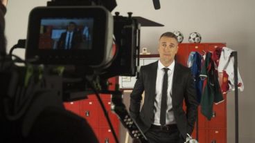 Bati frente a la cámara de televisión.