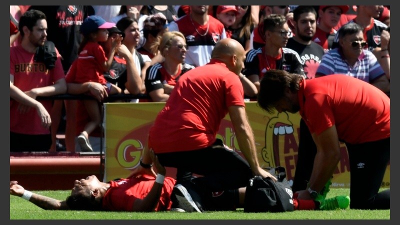 Sarmiento, atendido dentro del campo.