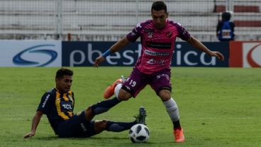 Carrizo colabora en defensa. El mediocampo canalla, muy flojo.