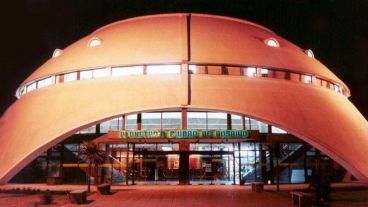 En el planetario se proyectan programas temáticos expresados de forma sencilla para que el público pueda poner en práctica la observación del firmamento.