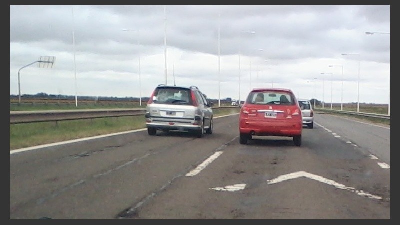 Al tráfico, en la autopista desde Córdoba se suma el mal estado de la calzada.
