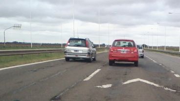 Al tráfico, en la autopista desde Córdoba se suma el mal estado de la calzada.