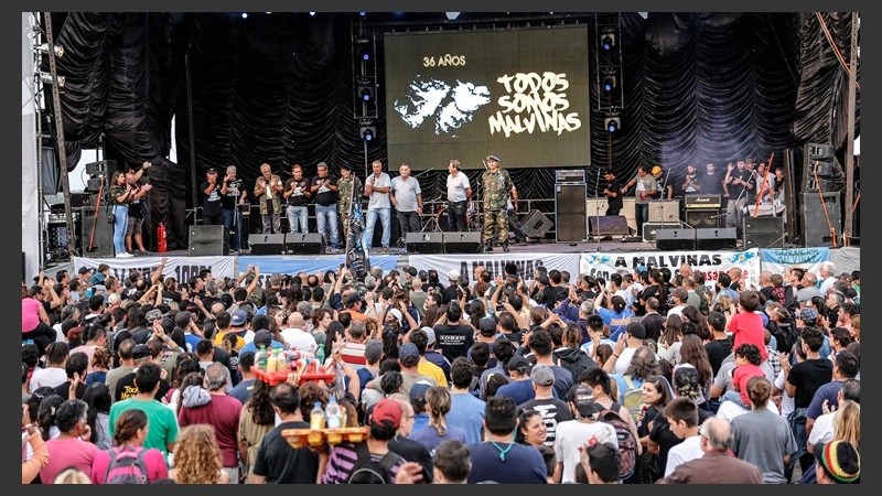 Una multitud en el encuentro por Malvinas.