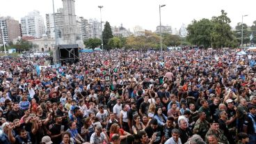 Una multitud en el encuentro por Malvinas.