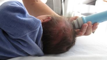 El hecho de que un bebé tenga fiebre "es ya una sospecha suficiente para que los médicos piensen que pueda tener una infección grave, como puede ser la meningitis.