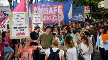 Amsafé Rosario y ATE marcharon este jueves.