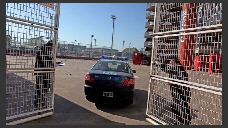 El momento en que un móvil ingresa al Monumental. 