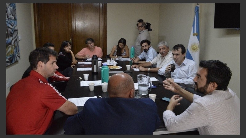 Los representantes de los clubes junto a funcionarios y legisladores.