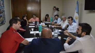 Los representantes de los clubes junto a funcionarios y legisladores.
