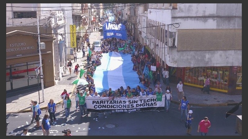 La columna transitó por las calles hasta el ministerio de Educación.