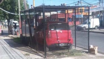 El auto en la jaula, una postal que sorprende en el barrio de Lanús