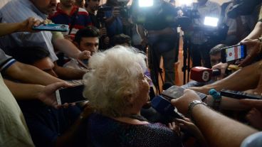 Estela también dio una conferencia de prensa.