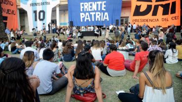 Los estudiantes escucharon las palabras de la titular de Abuelas.