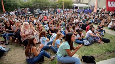 Cientos de jóvenes en la charla.