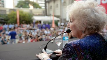Estela en la charla de la facultad.