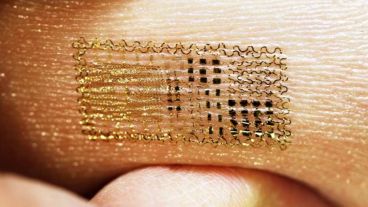 Los nuevos electrodos, que tienen una anchura inferior a una milésima parte de un milímetro, se transfieren a la piel igual que una calcomanía.