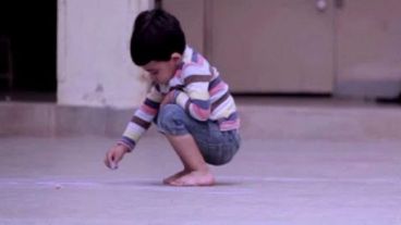 Los niños en medio de un tire y afloje doloroso.