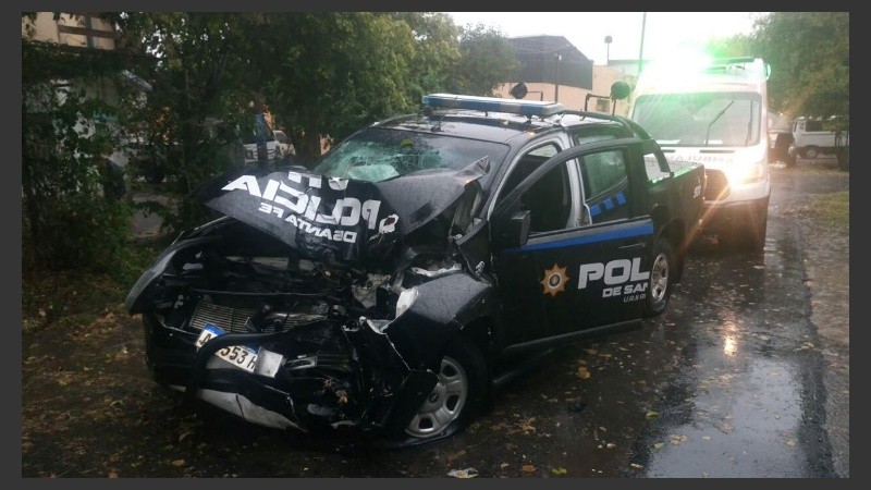 Los policías que iban en el patrullero que impactó contra el árbol sufrieron heridas.