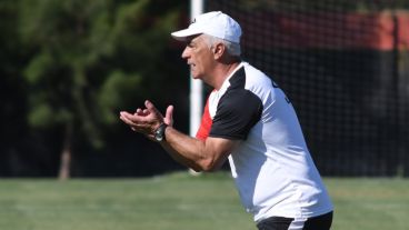 El técnico rojinegro busca que el equipo consiga regularidad.