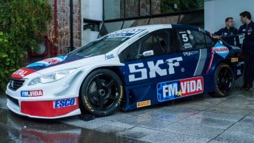 El auto del equipo Peugeot que rugió en Televisión Litoral.