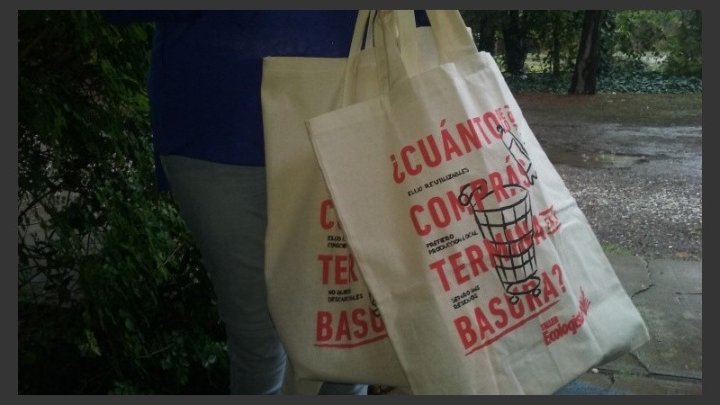 “¿Cuánto de lo que comprás termina en la basura?”, dicen las bolsas de la ONG.