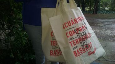 “¿Cuánto de lo que comprás termina en la basura?”, dicen las bolsas de la ONG.