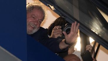 Pasada la hora de la supuesta entrega, Lula saludó a los militantes.