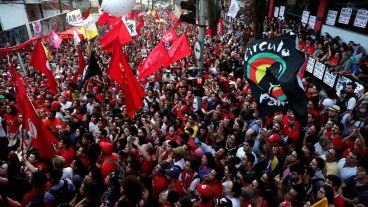 La multitud junto al ex presidente en el Sindicato de Metalúrgicos.