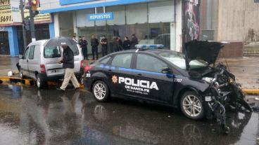 Así quedaron el patrullero y el utilitario.