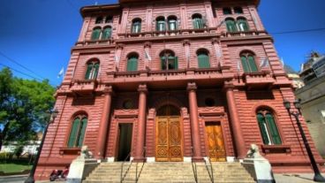 La Municipalidad suspendió al empleado denunciado.