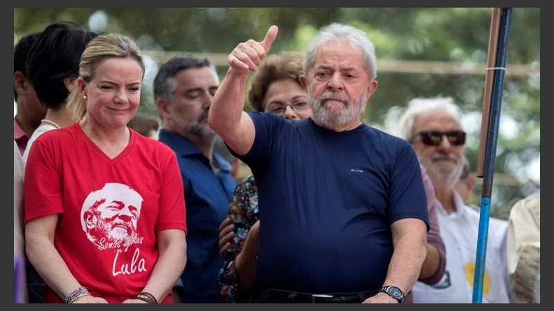 Lula le habló a la multitud que lo esperaba. 
