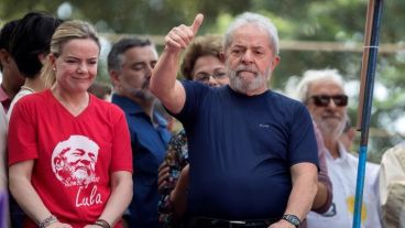 Lula le habló a la multitud que lo esperaba.