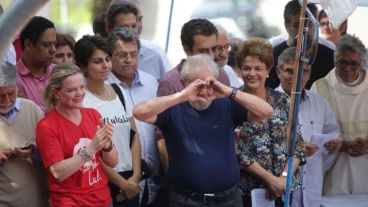 Lula le habla a la multitud acompañado por Dilma y la cúpula del PT.