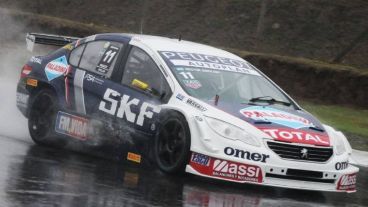 El Peugeot del Bebu Girolami voló sobre al pista mojada de Rosario.