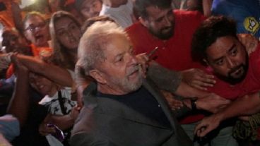 El momento en que Lula sale del edificio en Sao Bernardo do Campo.