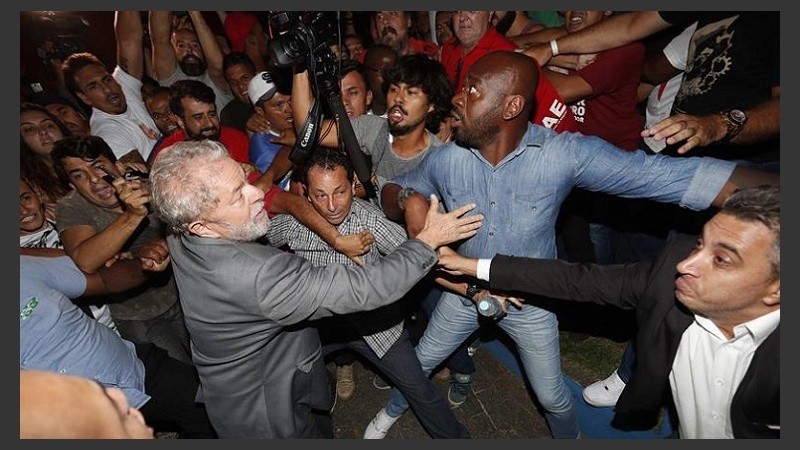 En auto no pudo y al final Lula salió caminando del edificio.